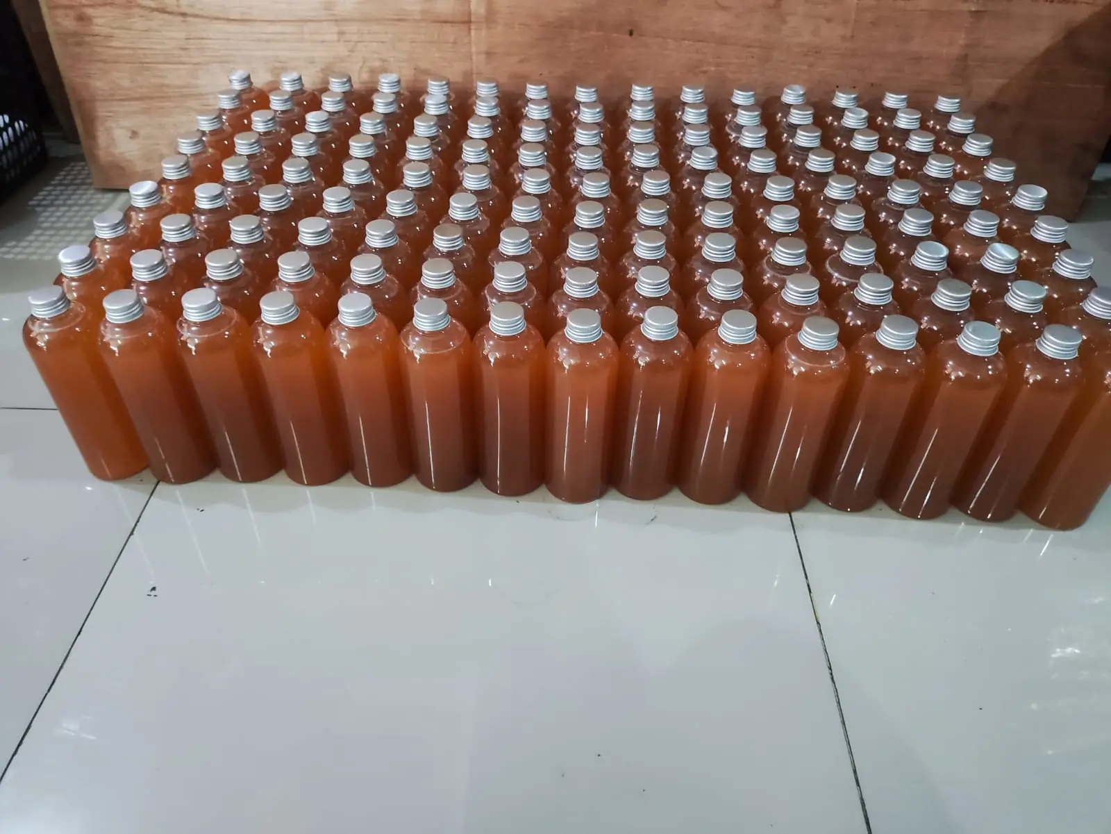 Botol cuka apel organik CukaApel.id tertata siap kirim di fasilitas produksi