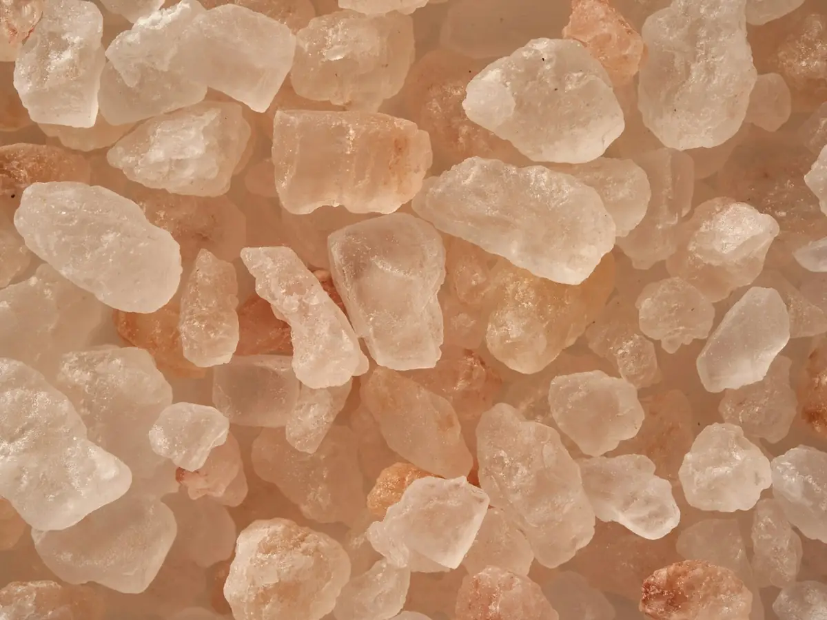 Bongkahan garam Himalaya berwarna pink alami
